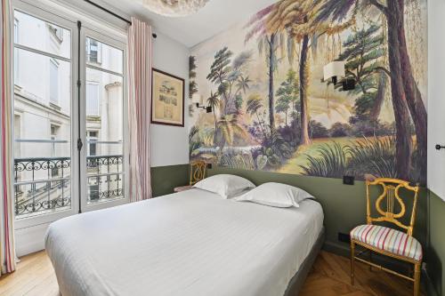 une chambre avec un lit et un tableau au mur dans l'établissement Veeve - Transcendent on the Trocadéro, à Paris