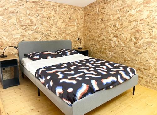 - une chambre dotée d'un lit avec une couverture brune et blanche dans l'établissement Cocon Urbain Mezzanine, à Talence