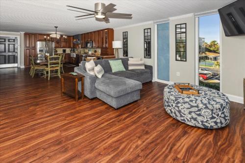 una sala de estar con un sofá y una mesa en Dolphin Point 305B- by Holiday Isle Properties, en Destin