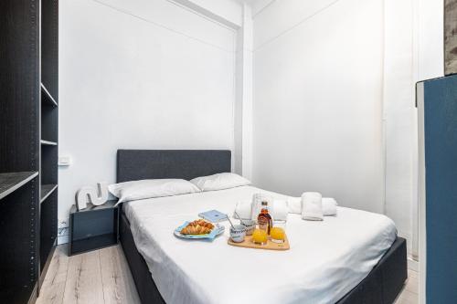 Cette chambre comprend un lit et un plateau/bouilloire. dans l'établissement Appartement Shakespeare - Happy Rentals, à Nice