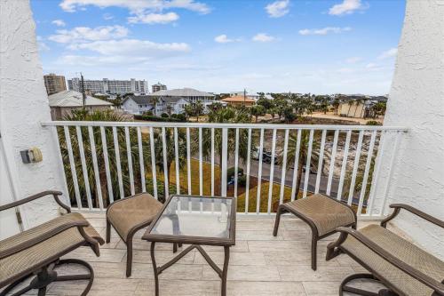 - Balcón con 2 sillas y mesa de cristal en Dolphin Point 404A- by Holiday Isle Properties, en Destin