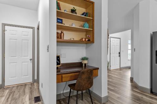 a kitchen with a desk and a chair in a room at Springhurst Serenity Fresh 4BR Getaway in O'Fallon