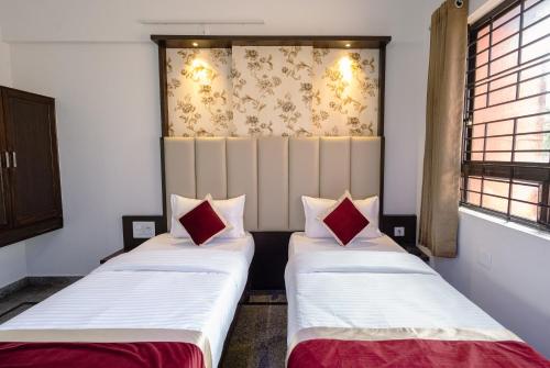 Hotel Durga Internationalにあるベッド
