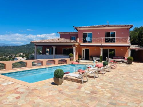 une villa avec piscine devant une maison dans l'établissement Villa Sì- Villa indépendante 3 chambres avec piscine et magnifique vue mer en plein centre de Porticcio, à Porticcio