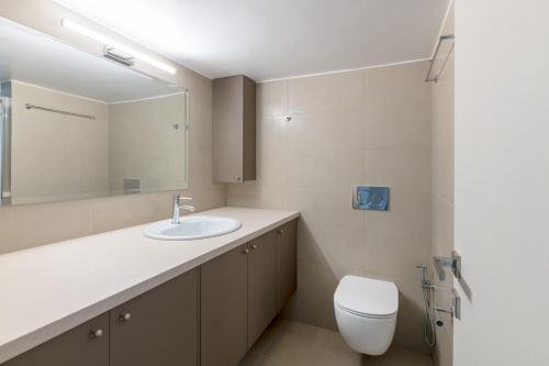 Charismatic 2BR Apartment in Hilton by UPSTREET