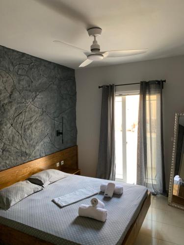 Ένα ή περισσότερα κρεβάτια σε δωμάτιο στο modern rustic house