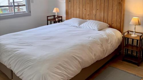 - un grand lit blanc dans une chambre avec deux lampes dans l'établissement Le 110 appartement, à Saint-Valery-sur-Somme