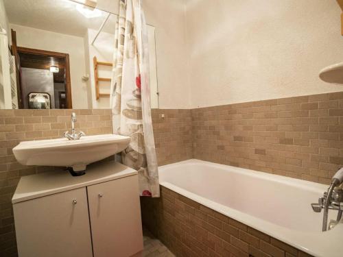 une salle de bain avec un lavabo et une baignoire dans l'établissement Appartement cosy 5 pers. à 300m des remontées, avec balcon et garage, à Châtel - FR-1-676-64, à Châtel