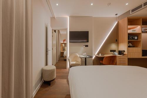 a hotel room with a bed and a desk at The CORNR Hotel in Nieuwpoort