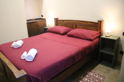 una camera da letto con un letto su cui sono appoggiati due asciugamani di Gate 295 a Livorno