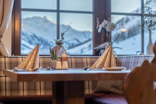 Ein allgemeiner Bergblick oder ein Berglick von des Hotels aus