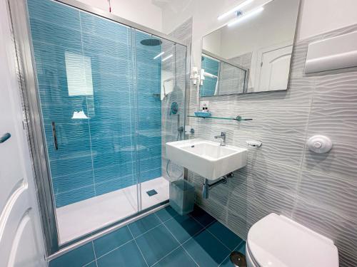 a bathroom with a toilet and a sink and a shower at Hotel Poseidon in Diamante