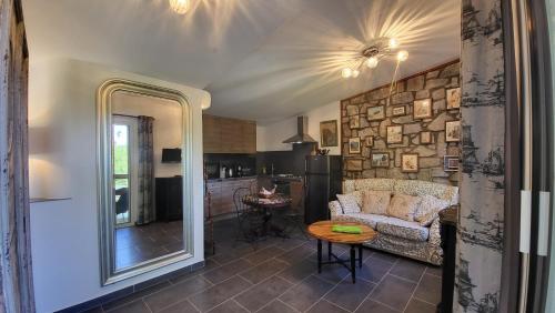 un salon avec un canapé et un miroir dans l'établissement Résidence Di A Serra, à Calvi