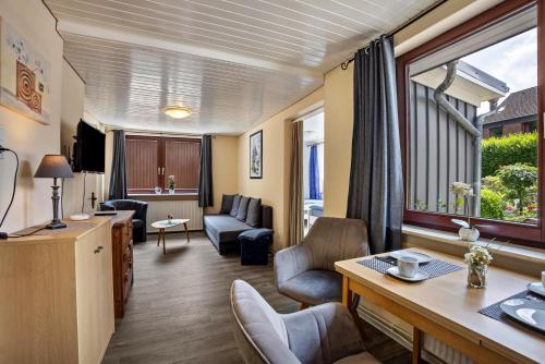 a living room with a couch and a table at Ferienwohnung Carstens in Itzehoe