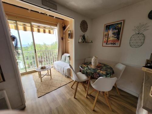 Cette chambre dispose d'une table, de chaises et d'un balcon. dans l'établissement VUE MER a 180 degré, à Bandol
