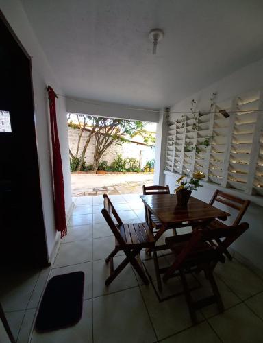 ein Esszimmer mit einem Holztisch und Stühlen in der Unterkunft Pousada Triplex Pôr Do Sol in Flecheiras