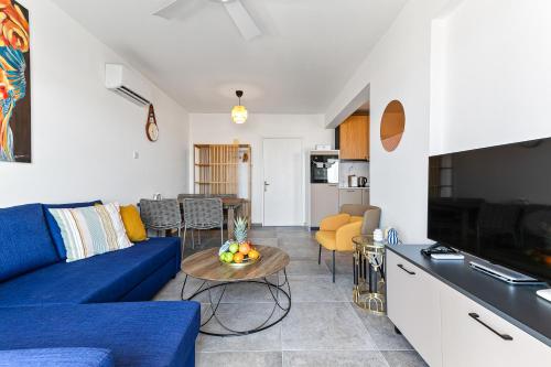 TV a/nebo společenská místnost v ubytování Pasithea SeaView Apartment