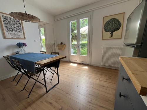 une cuisine et une salle à manger avec une table et des chaises dans l'établissement Chez Gilles et Aline, à Figeac