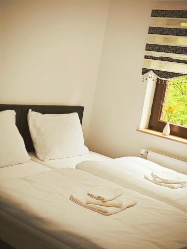two beds sitting next to each other in a bedroom at Jakz Hotel in Herten