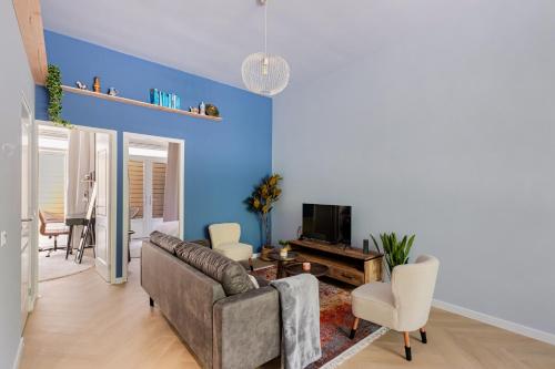 Televisyen dan/atau pusat hiburan di Stylish apartment next to the Amstel river- Unit D