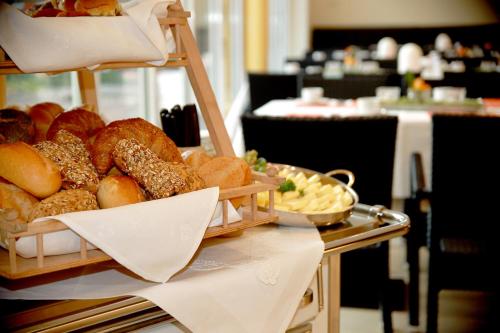 een dienblad met brood en gebak op een tafel bij Hotel Brauhaus Stephanus in Coesfeld