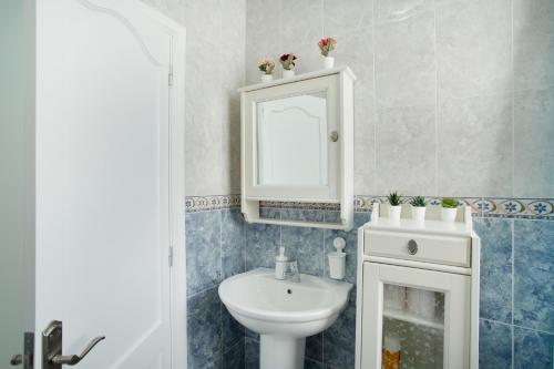 a bathroom with a sink and a mirror at El Rincón de Mónica in Agaete