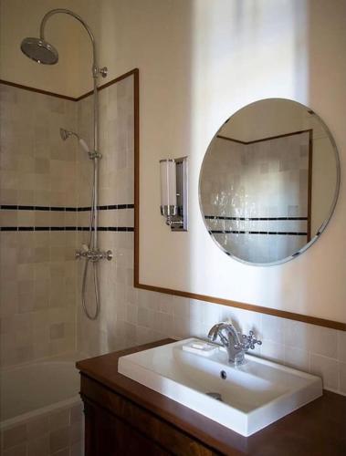 une salle de bain avec un lavabo, un miroir et une baignoire dans l'établissement Blue House, à Villefranche-sur-Mer