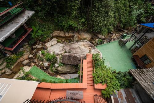 an aerial view of a swimming pool with a rock at ไชยพล โฮมสเตย์ หมู่บ้านแม่กำปอง in Ban Pok Nai