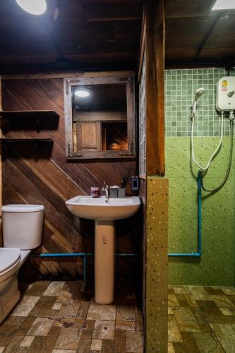 a bathroom with a sink and a shower and a toilet at ไชยพล โฮมสเตย์ หมู่บ้านแม่กำปอง in Ban Pok Nai