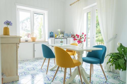 a dining room with a table and chairs at B&B L'Agapanto in Capri
