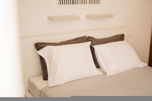 2 almohadas sentadas en una cama en una habitación en Elle74 Platanidia, en Platanidia