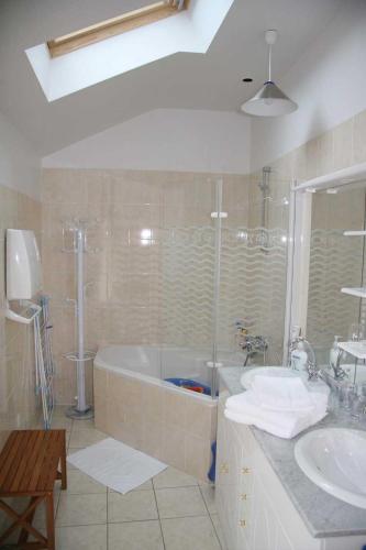 une salle de bain avec une douche, une baignoire et un lavabo dans l'établissement Maison familiale, à Pers