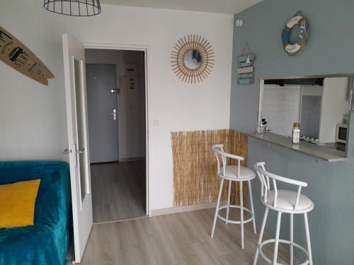 - un salon avec deux tabourets de bar et une cuisine dans l'établissement Costa Del Calès, à Calais