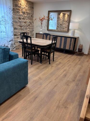 une salle à manger avec une table et des chaises dans l'établissement Mamienan, à Bertholène