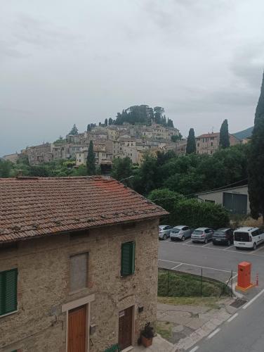 a building on the side of a road with cars parked at L'Affresco in Cetona