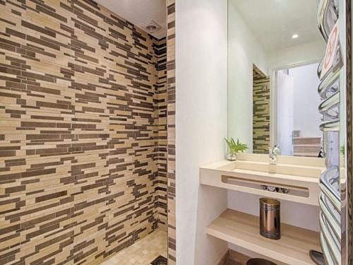 Ванная комната в Maison Cogolin Panorama du Golf