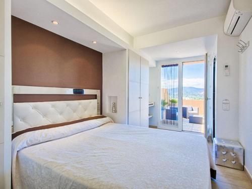 Кровать или кровати в номере Maison Cogolin Panorama du Golf