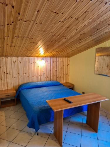 a bedroom with a bed and a wooden ceiling at Bed & Breakfast "Il Ghiro" in San Martino sulla Marruccina