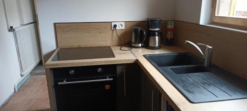 une cuisine avec un évier et un plan de travail dans l'établissement Castel de Cherrueix, à Cherrueix