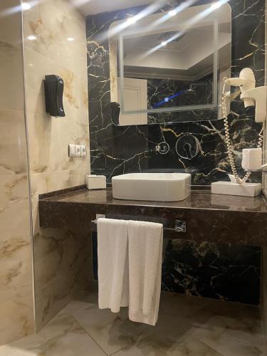 Ein Badezimmer in der Unterkunft EmexOtel Kocaeli