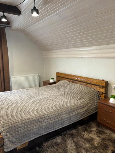 een slaapkamer met een bed en twee nachtkastjes bij River House in Jaremtsje