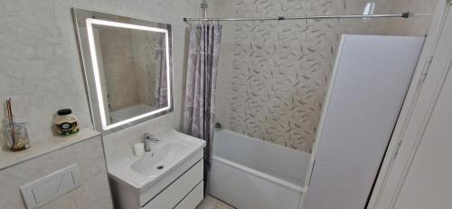 Bany a Black & White Apartment