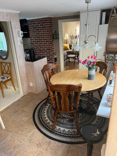Kuchyň nebo kuchyňský kout v ubytování Mysig stuga i centrum av Lysekil