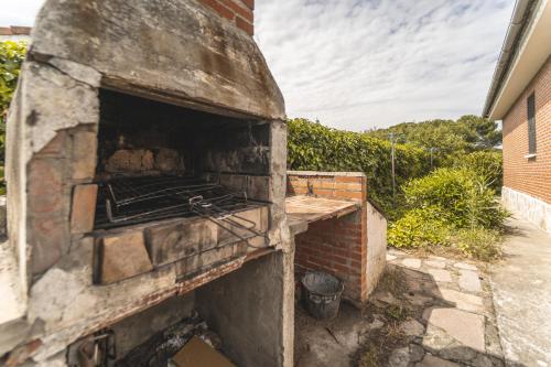 Kemudahan BBQ tersedia untuk tetamu di the country house