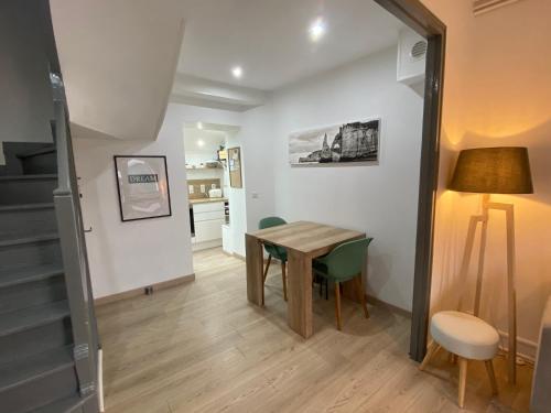 une petite salle à manger avec une table et des chaises dans l'établissement La petite cabane d'Onésime, à Fécamp