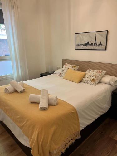 ein Schlafzimmer mit einem großen Bett mit Handtüchern darauf in der Unterkunft Donosti House con Parking ESS in San Sebastián