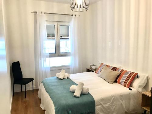 une chambre avec un lit avec deux serviettes dessus dans l'établissement Donosti House Bi con Parking ESS2648, à Saint-Sébastien