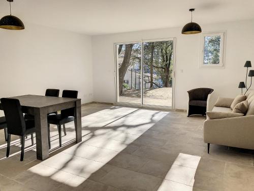 un salon avec une table et un canapé dans l'établissement Bastide du Safrus, à Villeneuve-lès-Avignon