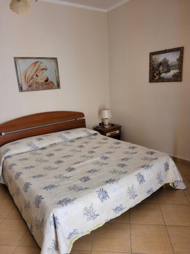 ディアマンテにあるCasa Muralesのベッドルーム1室(青と白の掛け布団付きのベッド1台付)