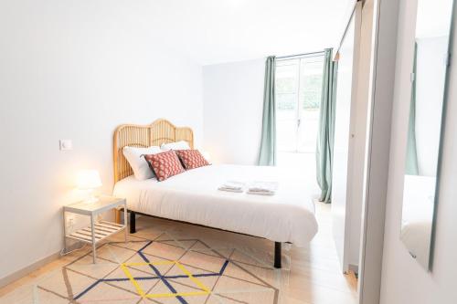 une chambre avec un lit avec un tapis sur le sol dans l'établissement « AU VINCI VERT » Appartement 4 pers. NEUF, à Amboise